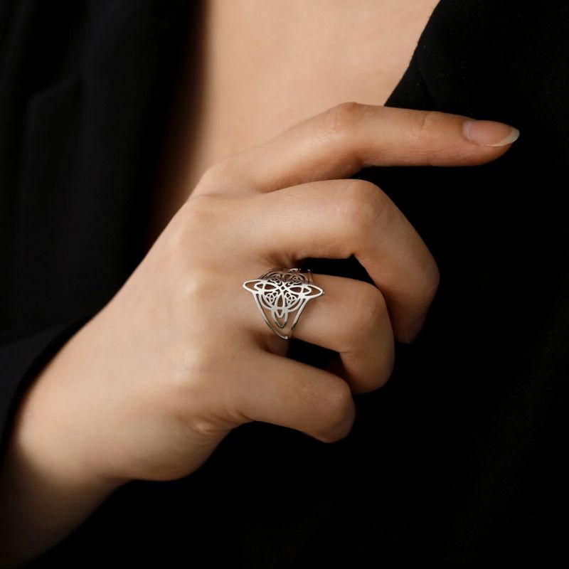 Bague nœud de sorcière en acier inoxydable finition argent portée par une femme
