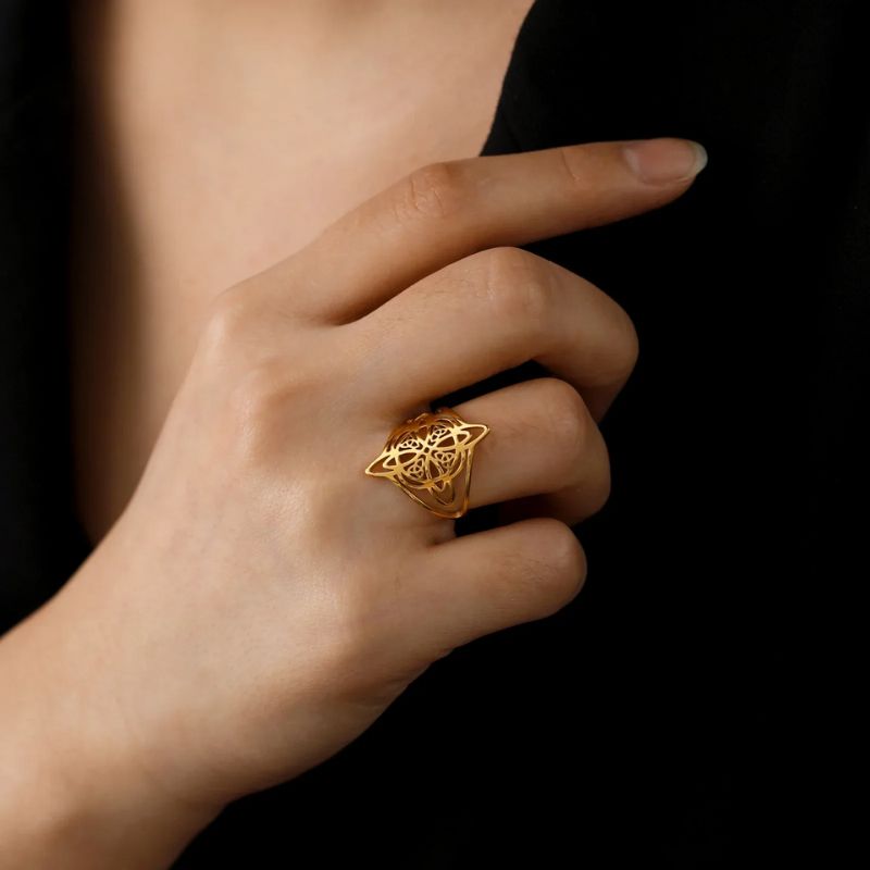 Bague nœud de sorcière en acier inoxydable finition or portée par une femme