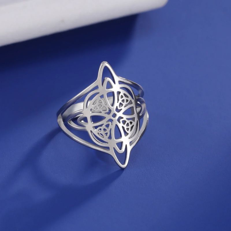 Bague nœud de sorcière en acier inoxydable finition argent sur fond bleu