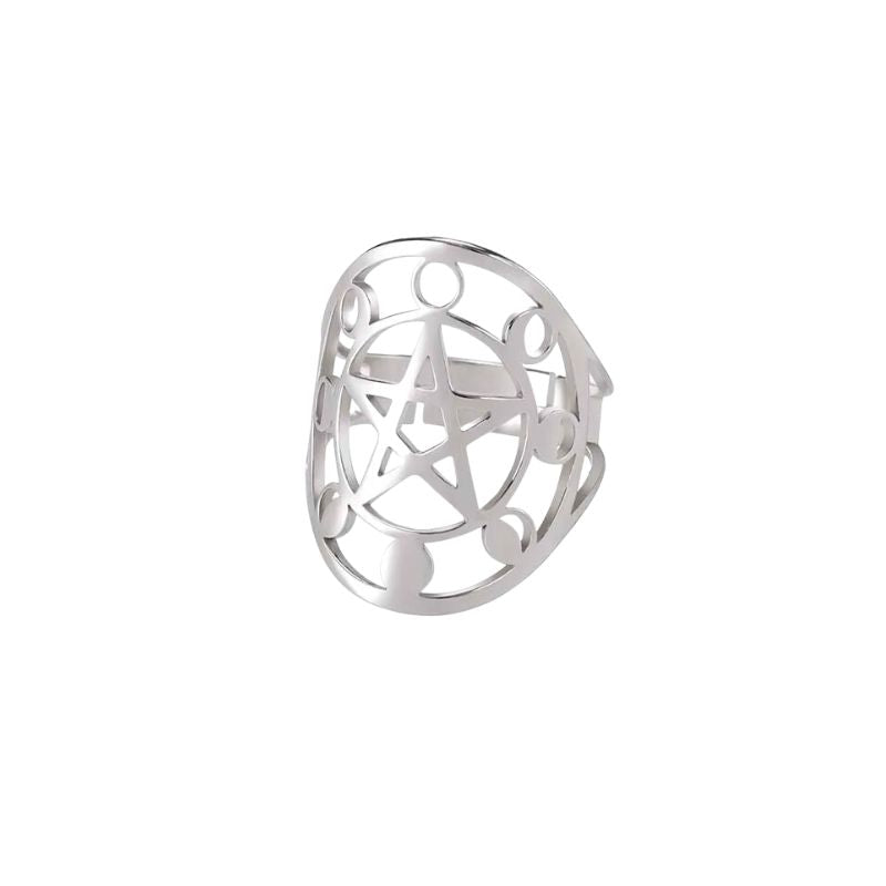 Bague Pentacle en acier inoxydable finition argent sur fond blanc