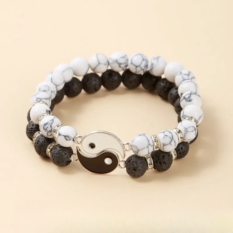 Bracelet Couple Yin Yang pour 2 en pierres naturelles, disposés en miroir pour illustrer la dualité et l’union.