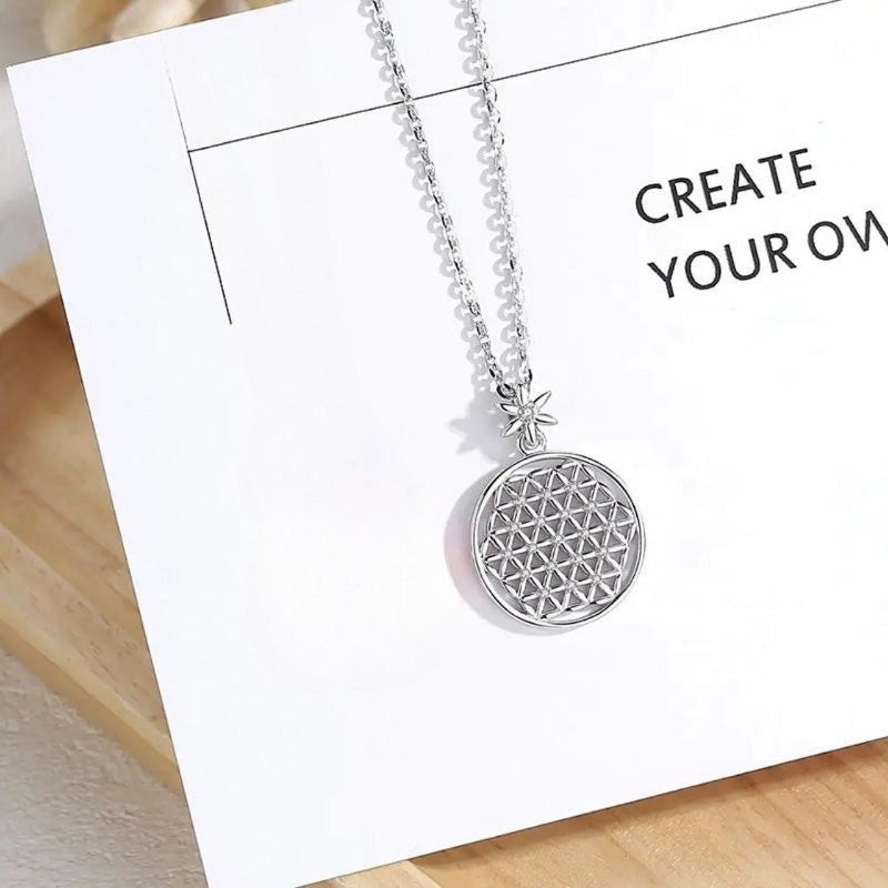 Collier Fleur de vie Femme en argent 925 avec pendentif orné de zircons sur fond blanc