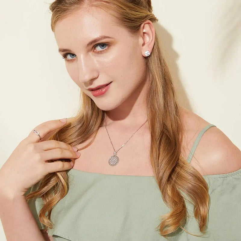 Collier Fleur de vie en argent 925 avec pendentif orné de zircons porté sur une femme