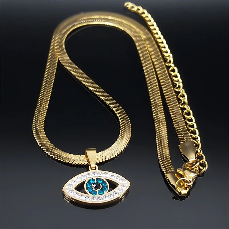 Collier Oeil Protecteur doré avec pendentif en forme d’œil orné de cristaux bleus, posé sur une surface noire pour un contraste raffiné.