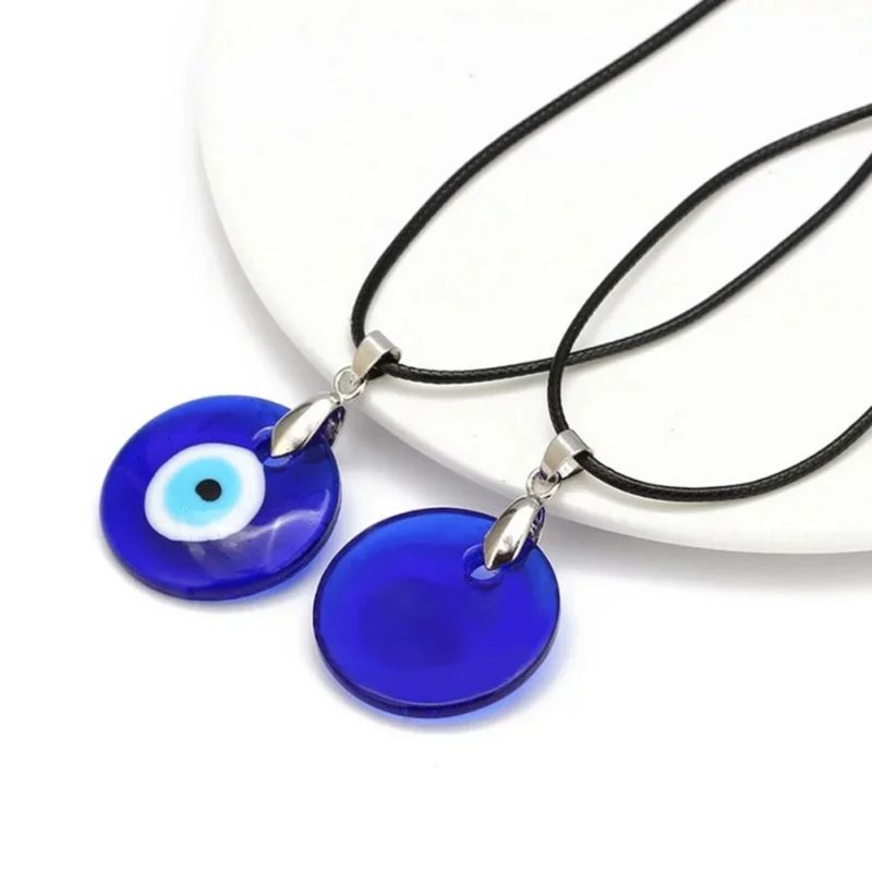 Collier œil de protection en verre bleu avec cordon noir, symbole contre le mauvais œil et les énergies négatives.