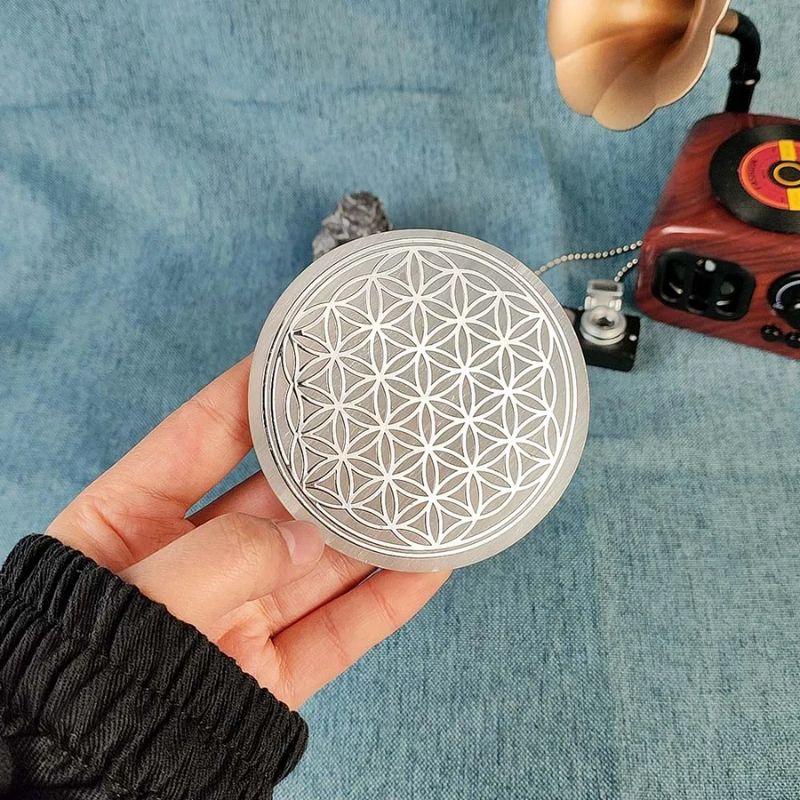 Fleur de vie en Sélénite de 8cm avec motif en argent, tenue en main