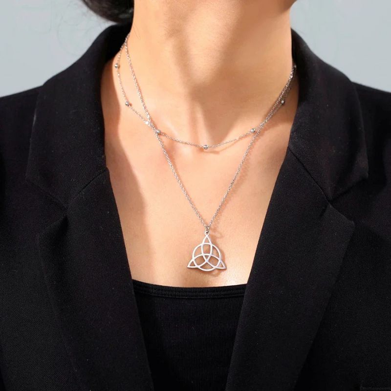 Pendentif Triquetra en acier inoxydable finition argent porté par une femme