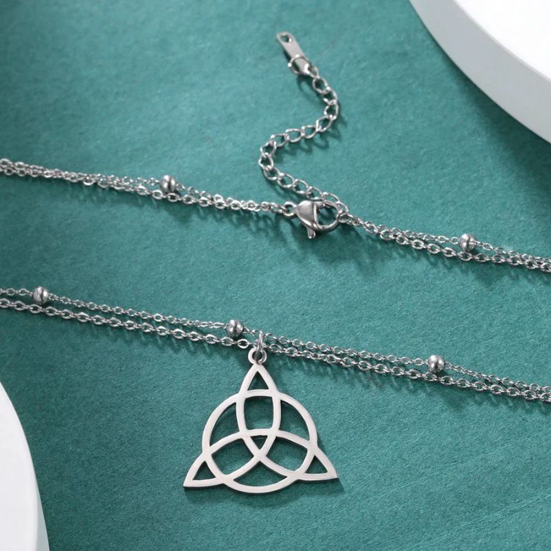 Pendentif Triquetra en acier inoxydable finition argent