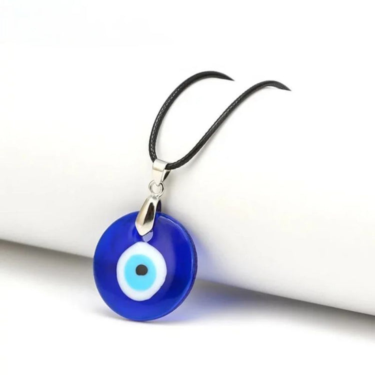 Talisman en verre bleu avec œil protecteur, collier élégant et symbolique pour éloigner les énergies négatives.