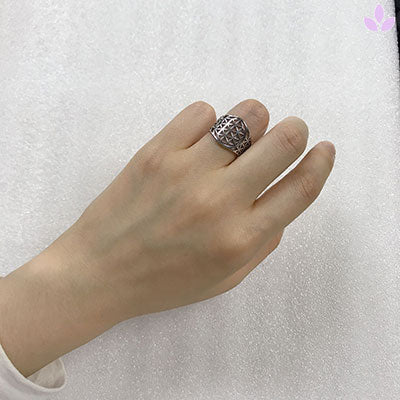 Bague Fleur de vie en argent sur le doigt d'une femme
