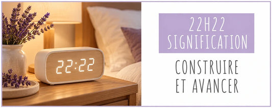 Réveil affichant 22:22 et titre 22h22 signification dans un encart lavande