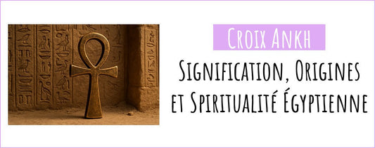 Croix Ankh devant un mur de hiéroglyphes égyptiens anciens, symbolisant la clé de la vie et la spiritualité égyptienne
