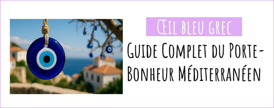 Amulette œil bleu grec suspendue avec vue sur mer Méditerranée et maisons blanches.