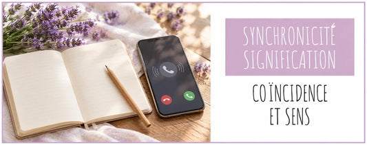 Carnet et appel sur un téléphone avec le titre Synchronicité signification dans un encart lavande