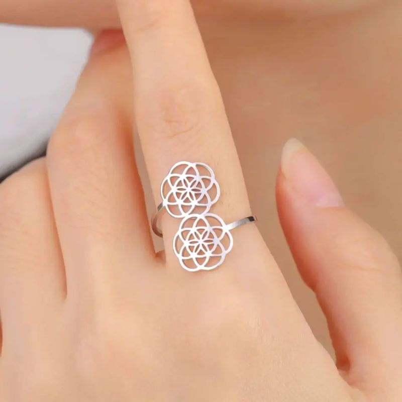 Bague Fleur de vie en Acier Inoxydable ajustable de couleur argent portée sur une main de femme