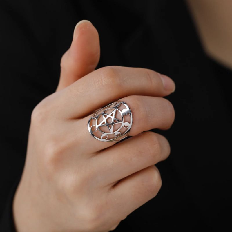 Bague Pentacle en acier inoxydable finition argent portée par une femme