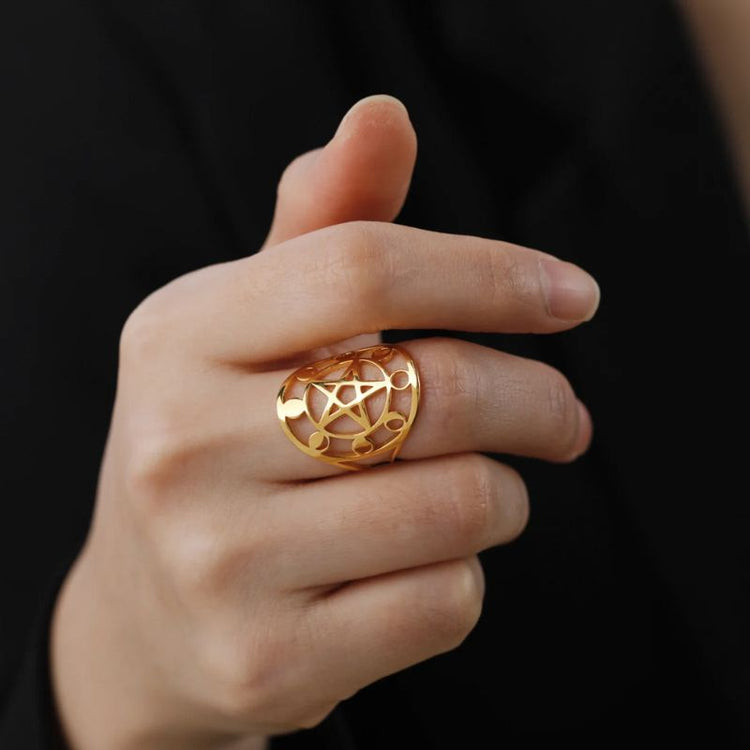 Bague Pentacle en acier inoxydable finition or portée par une femme