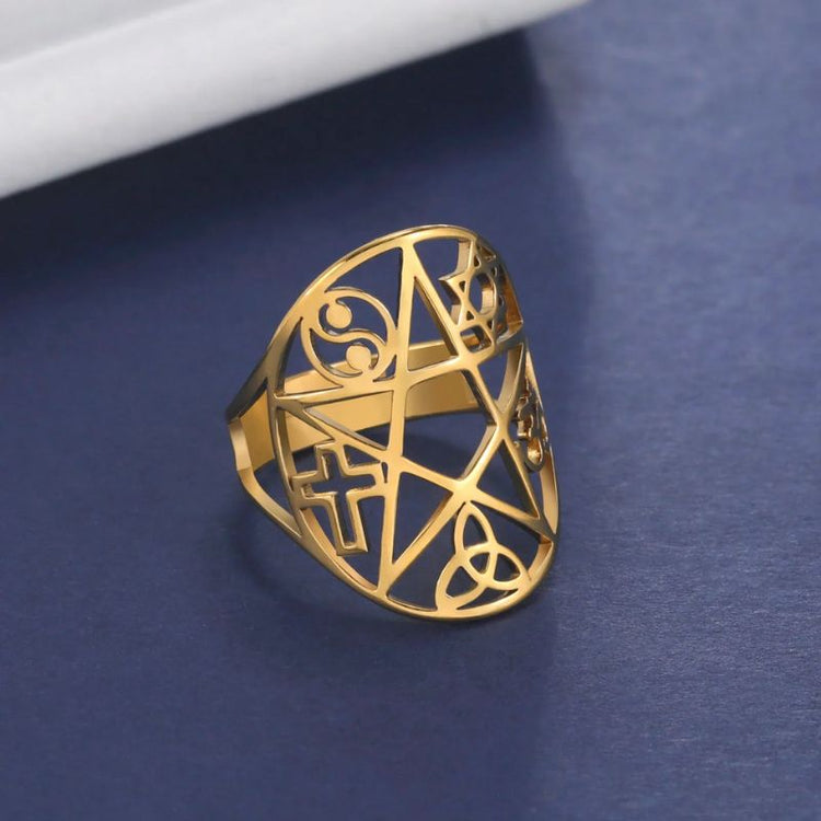 Bague Pentagramme en acier inoxydable finition or sur fond