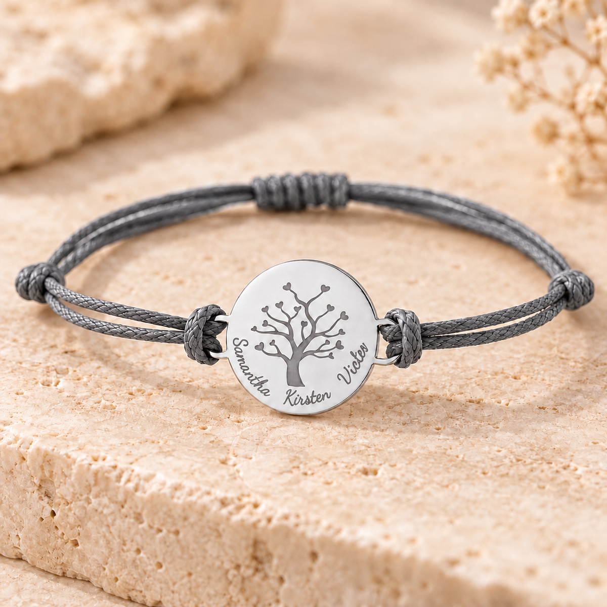 Bracelet arbre de vie personnalisé argenté avec cordon gris ajustable, médaille gravée de prénoms et finition nouée