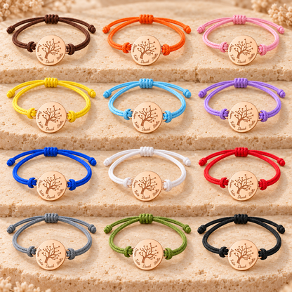 Présentation des différentes couleurs de cordon du bracelet arbre de vie personnalisé avec médaille gravée et fermeture ajustable.
