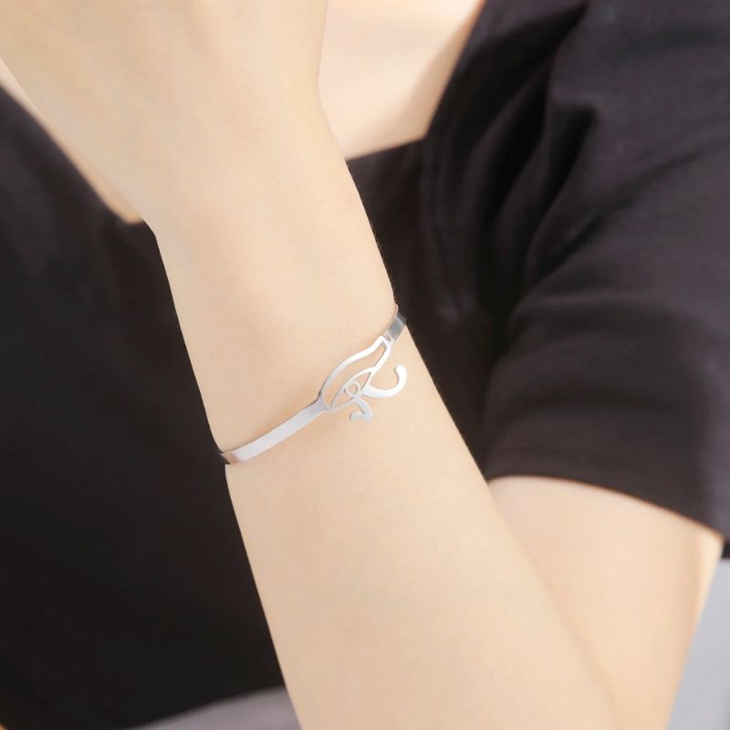 Bracelet Oeil d'Horus en argent porté au poignet, mettant en valeur son design fin et épuré.