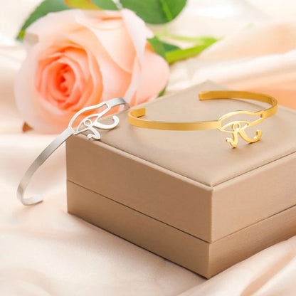 Comparaison des bracelets oeil d'horus or et argent sur une boite rose
