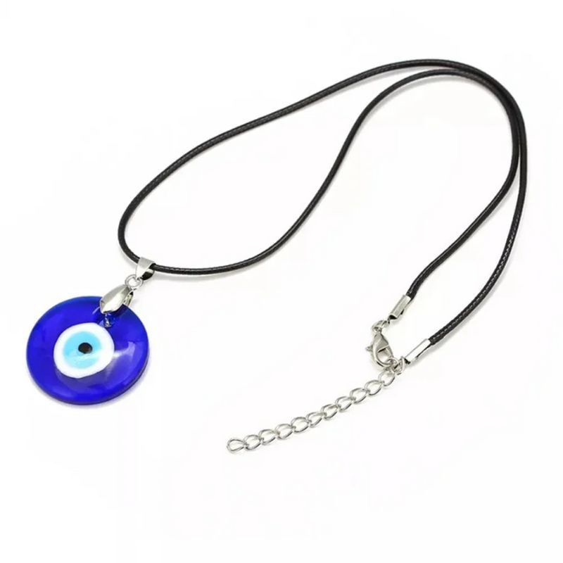 Amulette œil de protection en verre bleu sur collier noir, accessoire ésotérique et porte-bonheur contre le mauvais œil.