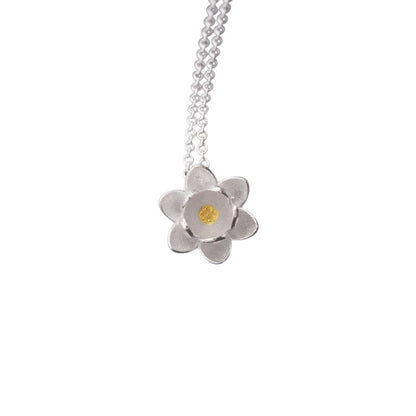 Collier Fleur de Lotus en argent avec pendentif raffiné, chaîne fine, photographie sur fond blanc minimaliste