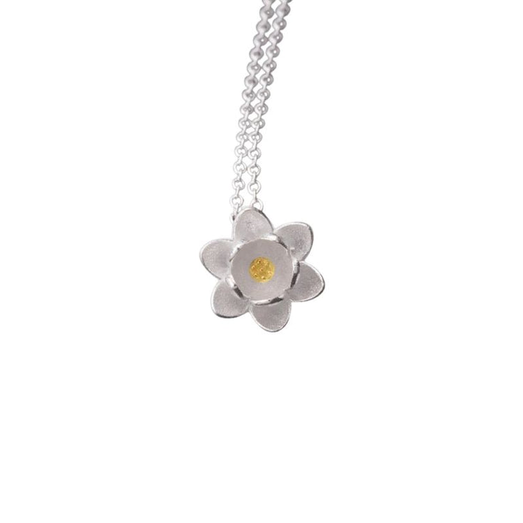Collier Fleur de Lotus en argent avec pendentif raffiné, chaîne fine, photographie sur fond blanc minimaliste