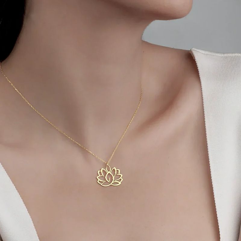 Collier Fleur de Lotus en or porté par une femme, bijou élégant et spirituel parfait pour un look raffiné.