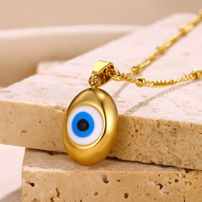 Collier Mauvais Oeil Or posé sur une pierre, bijou porte-bonheur protecteur