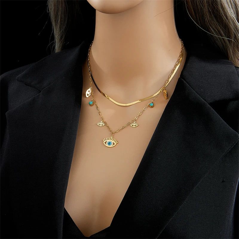 Collier Oeil Bleu en or porté par une femme en tenue élégante