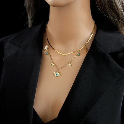 Collier Oeil Bleu en or porté par une femme en tenue élégante