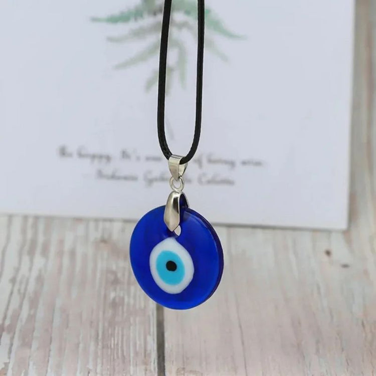 Collier avec pendentif œil protecteur en verre bleu, monté sur un cordon noir ajustable, idéal pour la protection spirituelle.
