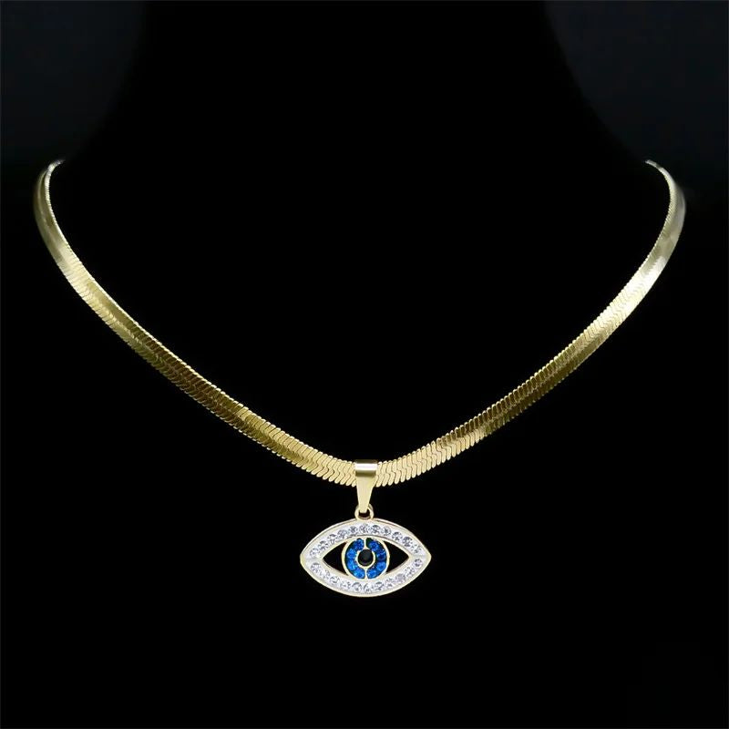 Collier Oeil Protecteur en or mis en valeur sur un buste noir, mettant en avant l’éclat de la chaîne et les détails du pendentif spirituel.
