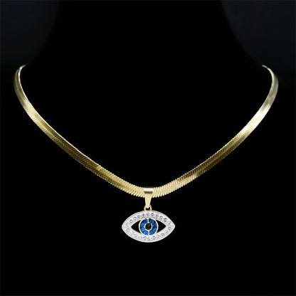 Collier Oeil Protecteur en or mis en valeur sur un buste noir, mettant en avant l’éclat de la chaîne et les détails du pendentif spirituel.