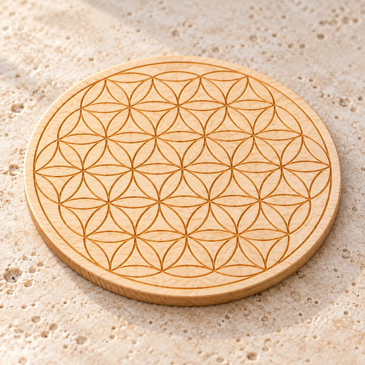 Détail de la gravure du dessous de verre fleur de vie en bois