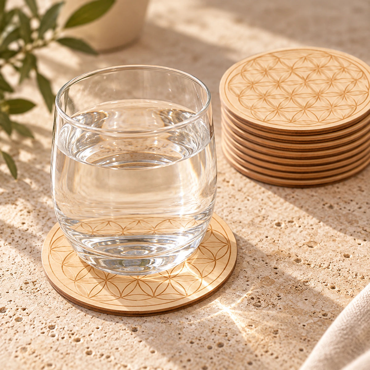 Dessous de verre fleur de vie en bois utilisé avec un verre d’eau