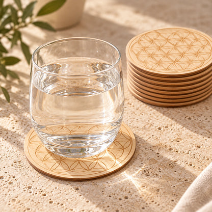 Dessous de verre fleur de vie en bois utilisé avec un verre d’eau