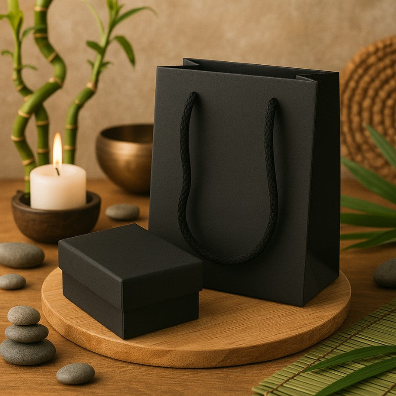 Écrin noir pour bijou présenté dans une ambiance naturelle et élégante