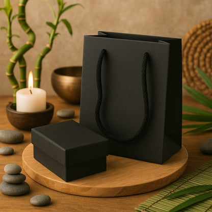 Écrin noir pour bijou présenté dans une ambiance naturelle et élégante