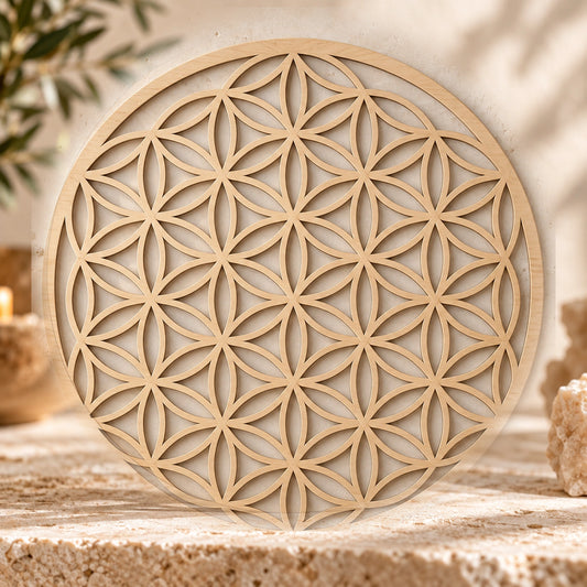 Fleur de vie bois ajourée en bois naturel sur fond travertin clair