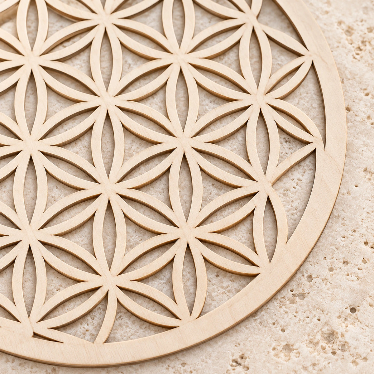 Détail de la découpe de la Fleur de vie murale en bois