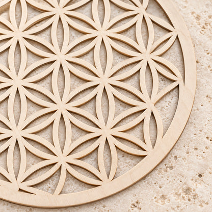Détail de la découpe de la Fleur de vie murale en bois