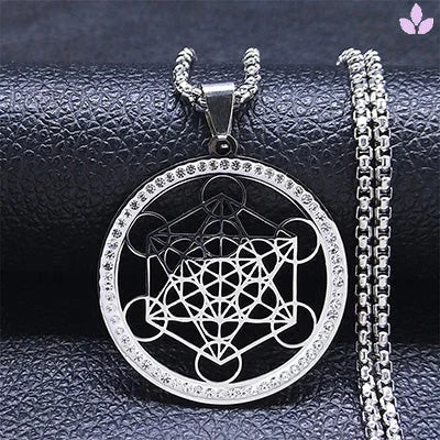 Pendentif cube de Métatron argenté vu de près avec sa chaîne