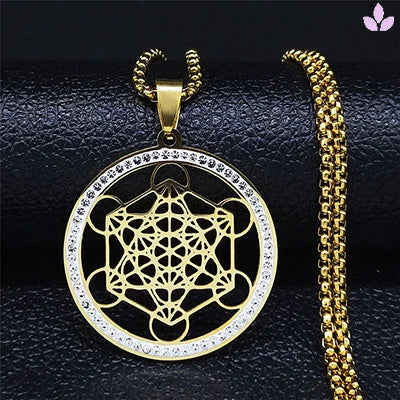 Pendentif cube de Métatron doré vu de près avec sa chaîne