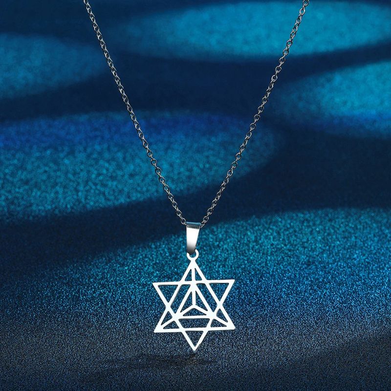 Pendentif Merkaba en argent sur fond bleu lumineux, un bijou puissant associant esthétique et spiritualité.