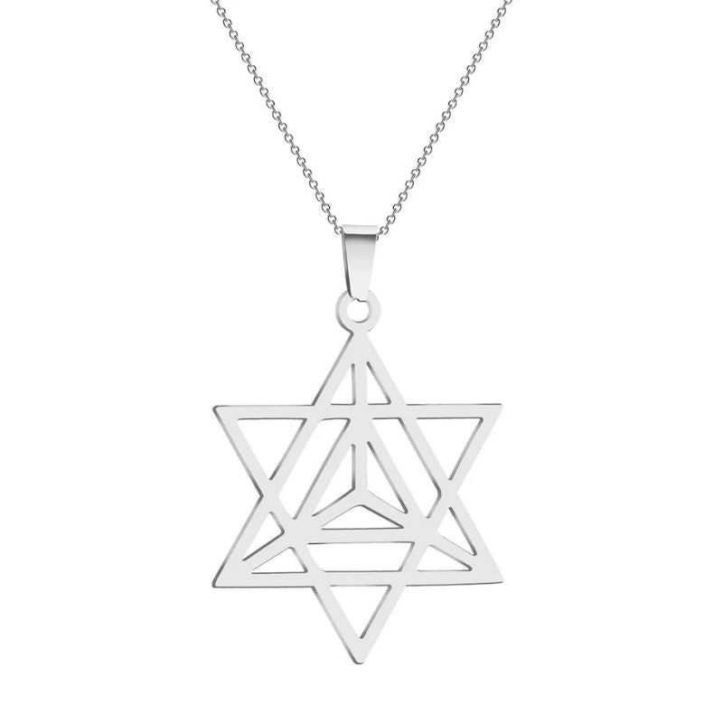 Pendentif Merkaba en argent avec une finition ajourée, suspendu à une fine chaîne