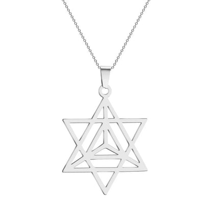 Pendentif Merkaba en argent avec une finition ajourée, suspendu à une fine chaîne