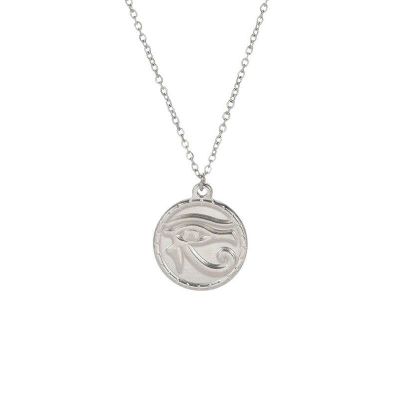 Pendentif Œil d'Horus en acier inoxydable argenté, médaillon finement gravé suspendu à une chaîne délicate, représentant un symbole de protection et de sagesse.